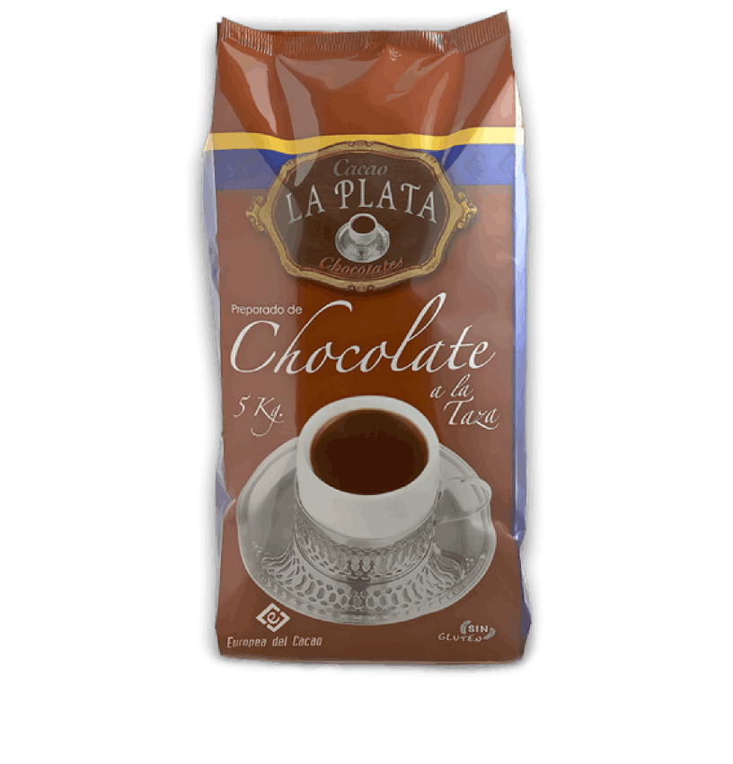Fotografía frontal del envase de 5 kg del preparado de chocolate a la taza de la marca Cacao La Plata. El paquete, de fondo marrón rojizo con detalles en azul y amarillo, muestra en primer plano una taza de chocolate caliente sobre un platillo de cristal, evocando una presentación tradicional y cuidada. En la parte superior se destaca el logotipo clásico de la marca con la inscripción “Cacao La Plata Chocolates” sobre un escudo dorado. La imagen transmite calidez, tradición y calidad, ideal para catálogos de productos o secciones de presentación en tiendas online orientadas a hostelería y alimentación especializada.