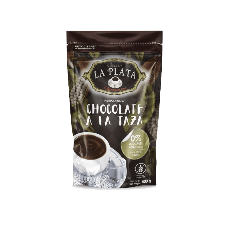 Envase de 500 gramos de chocolate a la taza “La Plata”, con diseño vertical y sistema de autocierre para conservar mejor el producto. En el frontal destaca la imagen de una taza de chocolate espeso sobre un platillo clásico, junto al logotipo característico de la marca. El envase resalta su principal atributo: “0% azúcares añadidos”, así como su condición de producto “sin gluten”. Un formato práctico y saludable, ideal para los amantes del chocolate intenso que buscan opciones más naturales.