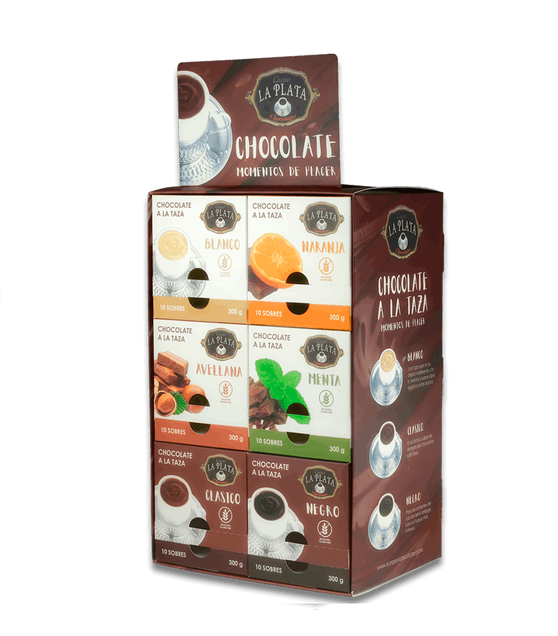 Diversas mazorcas de cacao en distintos tonos terrosos y rojizos, dispuestas sobre una bandeja de madera. Una de ellas aparece abierta, mostrando las semillas frescas de cacao envueltas en su pulpa blanca. La iluminación cálida resalta las texturas rugosas de las vainas y aporta un aire artesanal y natural, evocando el origen puro y ancestral del chocolate.